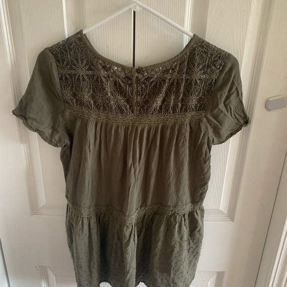 Cloudchaser and Xhilaration tee shirt bundle. Both tops are Size M - Picture 4 of 4